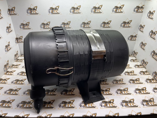 Корпус воздушного фильтра для двигателя Perkins на JCB 3CX, 4CX ( код: 32/920100, 32/915600 ) Корпус воздушного фильтра для двигателя Perkins на JCB 3CX, 4CX ( код: 32/920100, 32/915600 )