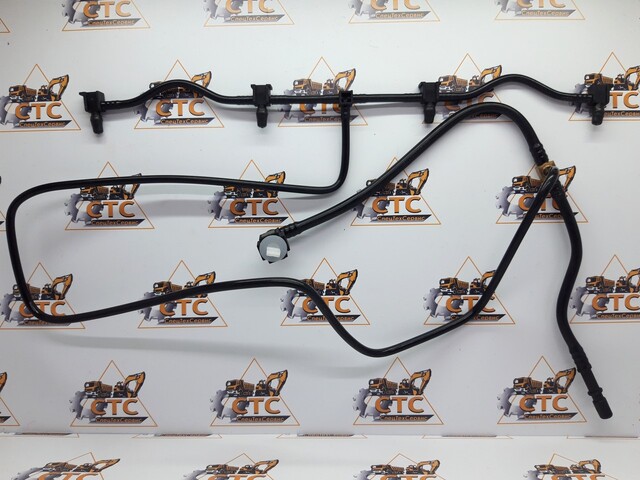 Трубка обратки на JCB 3CX, 4CX ( код: 320/07192, 320/07019, 320/07616 ) Трубка обратки на JCB 3CX, 4CX ( код: 320/07192, 320/07019, 320/07616 )