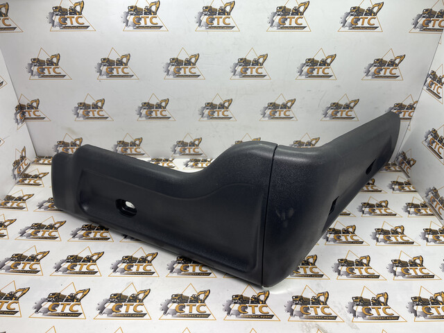 Пластиковый уголок кабины правый для новой кабины на JCB (код: 331/32411, 333/P6526, 331/37837) Пластиковый уголок кабины правый для новой кабины на JCB (код: 331/32411, 333/P6526, 331/37837)