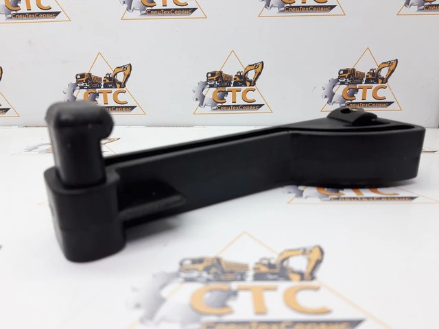 Ручка для бокового стекла, правая на JCB 3CX, 4CX код: 331/38532R, 116/00822 Ручка для бокового стекла, правая на JCB 3CX, 4CX код: 331/38532R, 116/00822