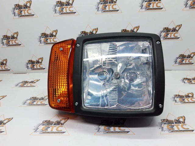 Фара передняя правая на JCB 3CX, 4CX код: 700/50055, 700/50121 Фара передняя правая на JCB 3CX, 4CX код: 700/50055, 700/50121