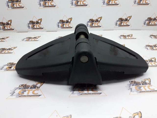 Петля дверная на JCB 3CX, 4CX ( код: 128/11287, 813/10167) Петля дверная на JCB 3CX, 4CX ( код: 128/11287, 813/10167)